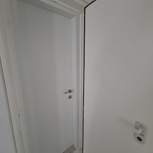 שתי דלתות לבנות עם ידיות מתכת