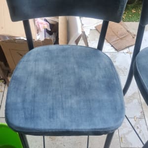 כיסא כחול עם דלי ירוק על רצפה רטובה