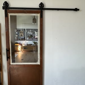 דלת עץ עם מסילה עליונה ומנגנון הזזה