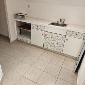 מטבח נקי עם ארונות וכיור