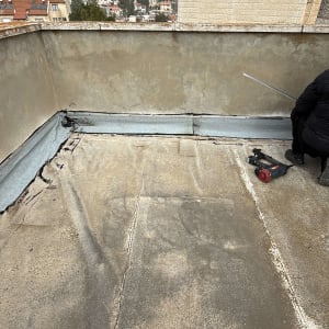 גג עם עבודת איטום וכלי עבודה