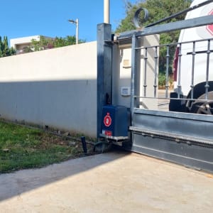 שער חשמלי עם מנוע מותקן בחצר