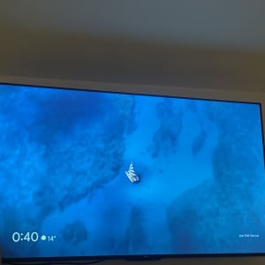 תמונה של מסך טלוויזיה עם תמונה של ים וספינה