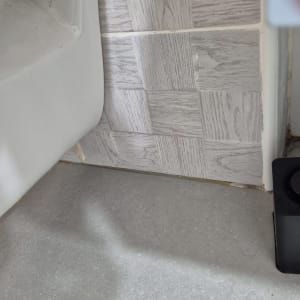 כיור וקיר אריחים בחדר אמבטיה