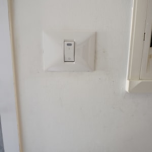 מתג חשמל על קיר לבן