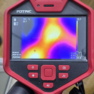 מצלמה תרמית עם תצוגת חום צבעונית