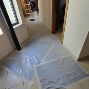 סולם ויריעות פלסטיק על הרצפה לקראת צביעה