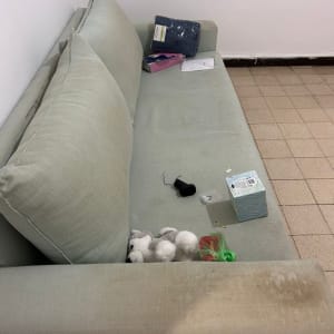 ספה עם כתמים, צעצועים וחפצים שונים