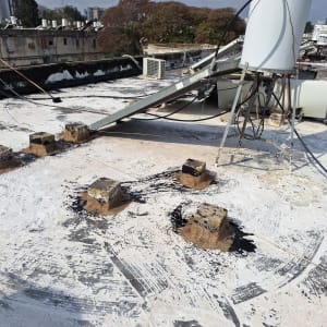 איטום גג עם זפת סביב בלוקים מרובעים