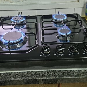 כיריים גז עם להבות כחולות במטבח