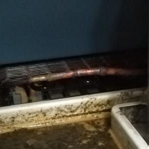 חלקים פנימיים של מקרר עם צינור ומגש מים