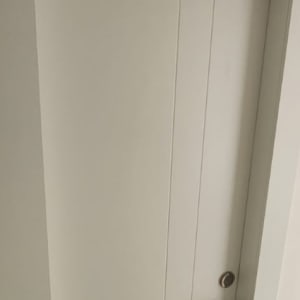 דלת לבנה עם ידית מתכת כפולה