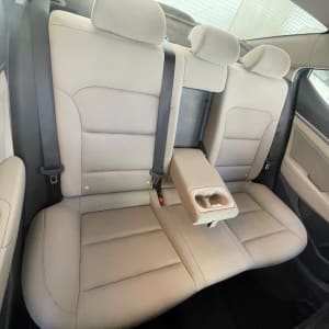 מושבי רכב אחוריים נקיים עם משענת יד וכוסות