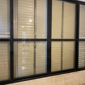 חלונות עם תריסים סגורים, ללא כלי ניקוי נראים