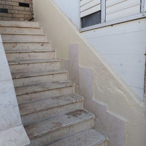 מדרגות אבן עם איטום בין המדרגות לקיר