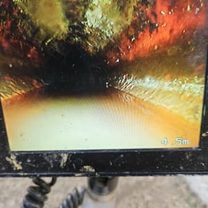 תצוגת מסך של מצלמה בתוך צינור עם סימני חלודה