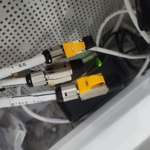 כבלים מחוברים למתג רשת עם מחברים צהובים