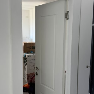 דלת פתוחה עם קופסאות מעבר ברקע