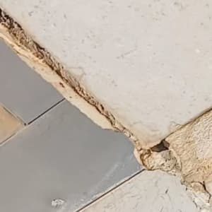 תקרת גבס מתקלפת עם סימני תיקון