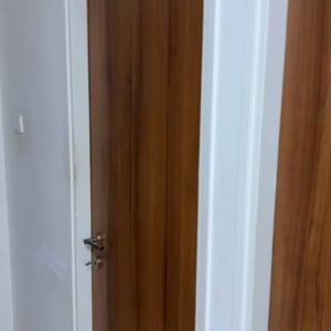 דלת עץ חומה עם מסגרת לבנה