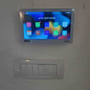 מסך מגע אינטרקום עם תצוגת תאריך ושעה