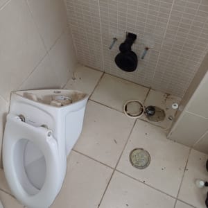 אסלה מנותקת, צינור ביוב, רצפת אריחים