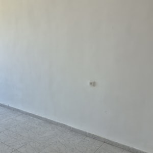קיר ורצפה עם שקע חשמל