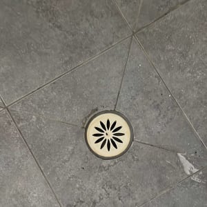 רצפת אריחים עם ניקוז עגול במרכז