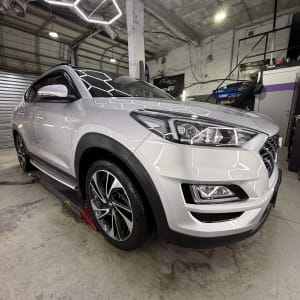 רכב לבן בחלל עבודה עם תאורה ייחודית