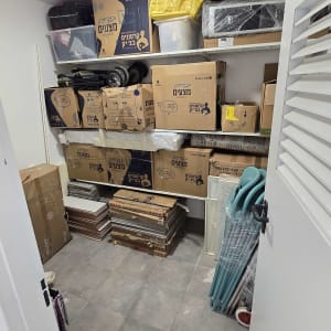 חדר אחסון עם קופסאות קרטון וכלי עבודה