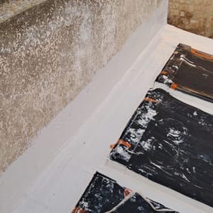גג אטום עם יריעות שחורות וסרט דבק כתום