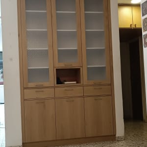 ארון עץ עם דלתות זכוכית ומגירות