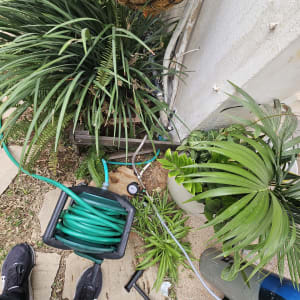 צינור מים וכלים לגילוי נזילות בגינה