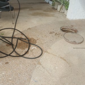 צינור ומכסה ביוב פתוח על רצפה
