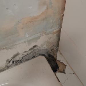 קיר מתקלף עם סדקים ותיקוני טיח