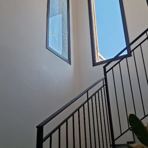 חלון זכוכית ליד גרם מדרגות בבית