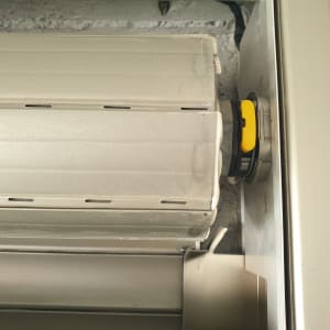 מנגנון תריס גלילה עם חלקים מתכתיים ופלסטיים