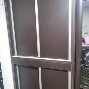 דלת עץ עם מסגרות מתכת בחדר עבודה