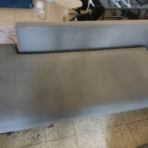 ספה אפורה לאחר ניקוי על רצפת אריחים