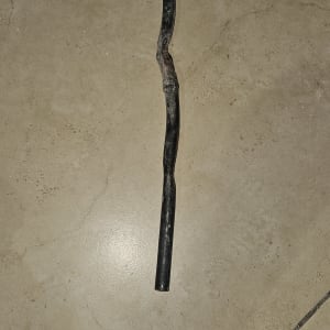 צינור מתכת מעוקל על רצפת אריחים