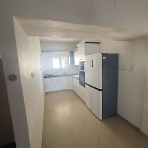 מטבח וריצוף נקיים ומבריקים בדירת מגורים לאחר עבודת ניקיון