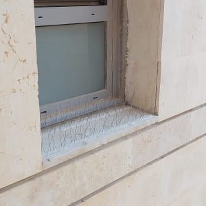 דוקרנים למניעת יונים על אדן חלון