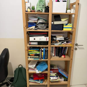 מדף עץ עם ספרים, קלסרים וחפצים שונים לארגון הבית