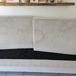 ספה עם כתמים על הריפוד