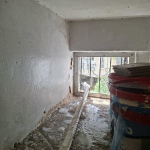 צינור ומיכלים בחדר קטן עם חלון