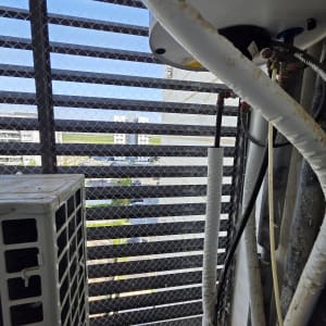 רשת למניעת כניסת יונים על מרפסת