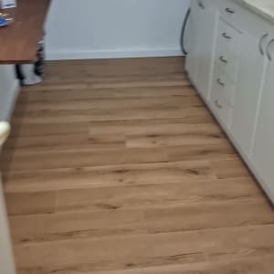 רצפת פרקט בחדר עם ארונות מטבח