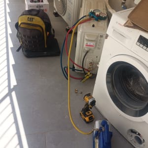 ציוד ומזגנים על רצפת מרפסת תחת מדרגות