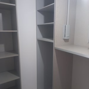 ארון מדפים בחדר ריק עם תאורה