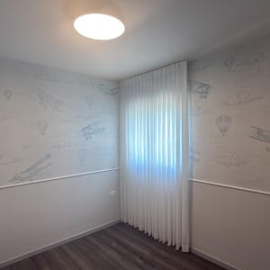 חדר עם טפט של מטוסים ובלונים על הקירות